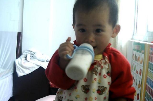 2岁男童上吐下泻发烧,2岁孩子上吐下泻厉害要去医院吗