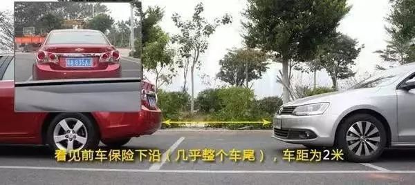 开车老压线怎么办？用这个方法，盯着这两点让你不压线