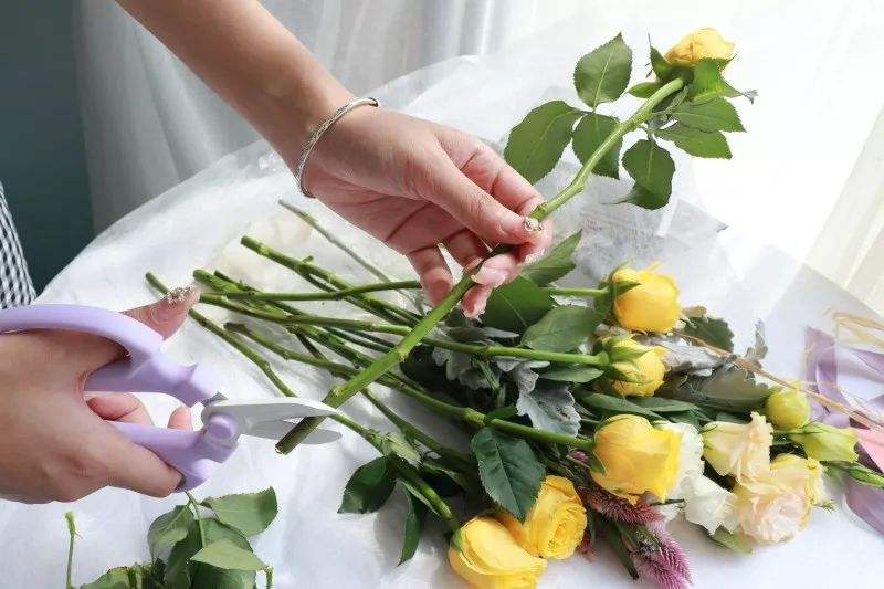 鲜花蔫了怎么拯救不用营养液,鲜花蔫儿了怎么拯救