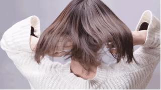 杨幂终于换新发型!老气卷发换活力直发,33岁摇身一变成“00后”