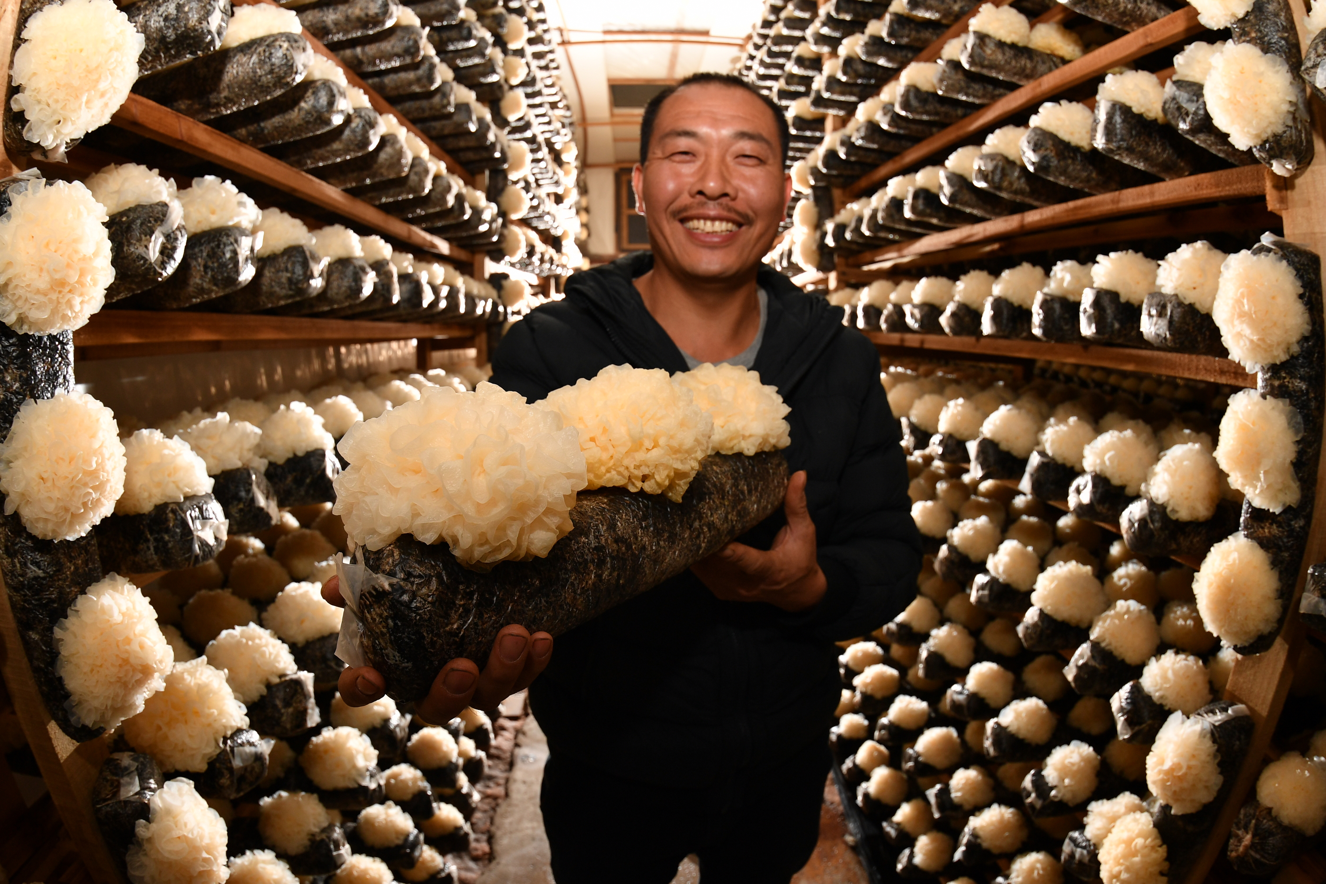 小伙做拼多多2个月现在日发3000单,小伙做拼多多二个月