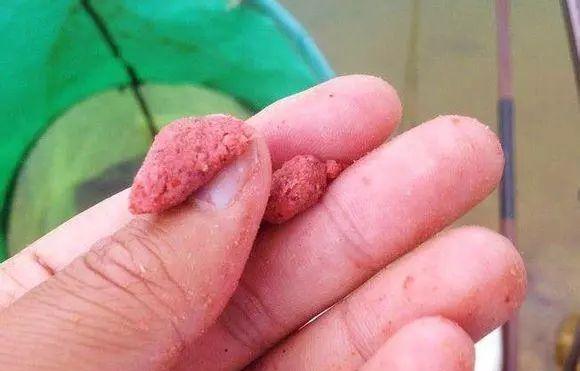鱼饵料怎么调才不会入水就散,饵料开出来特别容易散