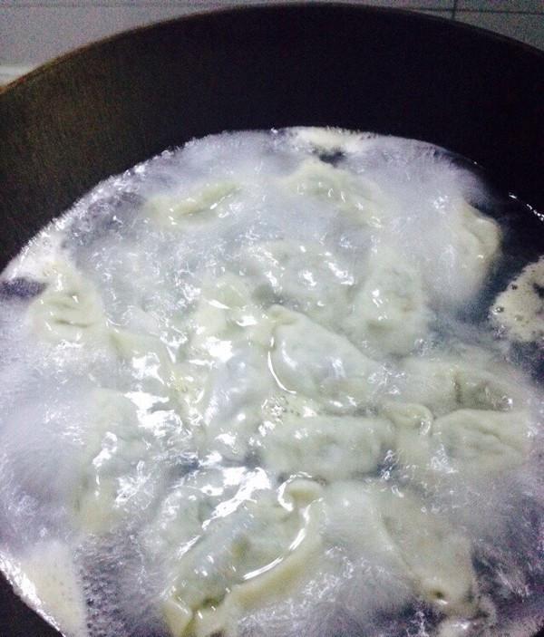 煮饺子时是冷水下锅还是热水下锅,煮饺子是冷水下锅还是热水下锅好