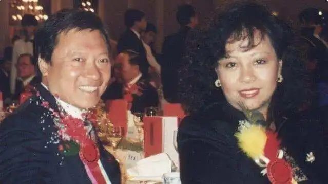 香港“四大家族”：“废太子”的连环闹剧