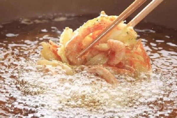 油炸时怎样防止油往外溅,油炸食物油溅了起来怎么处理