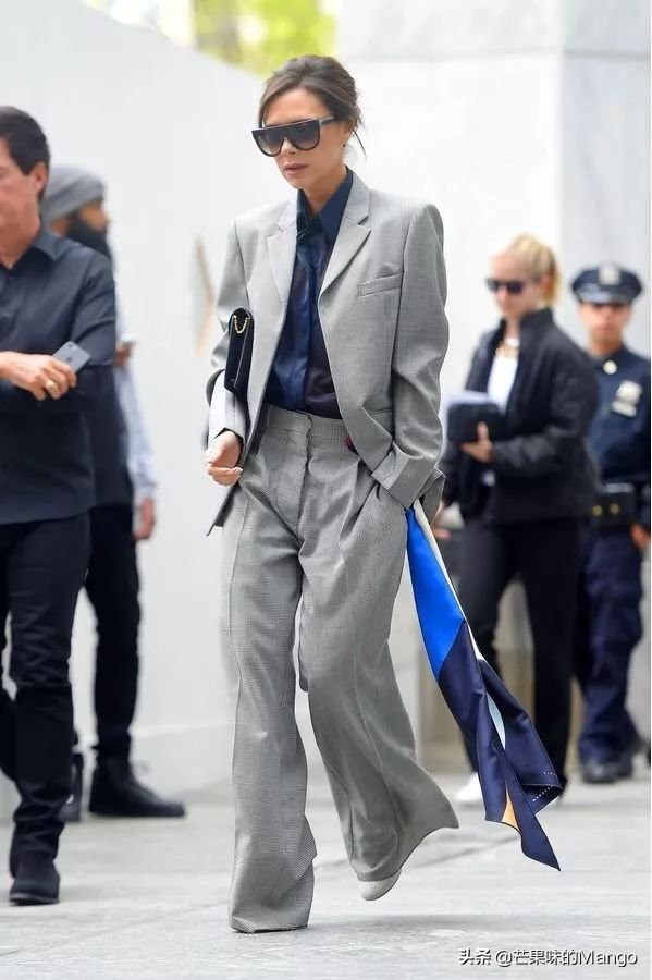 今年秋冬流行穿西装太时髦了,严肃刻板的西装如何穿才能更时髦