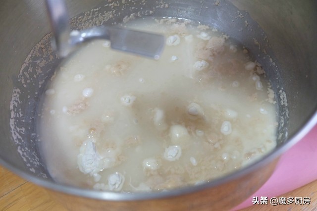 制作松软黄油面包不用太多牛奶,这个面包方子非常好