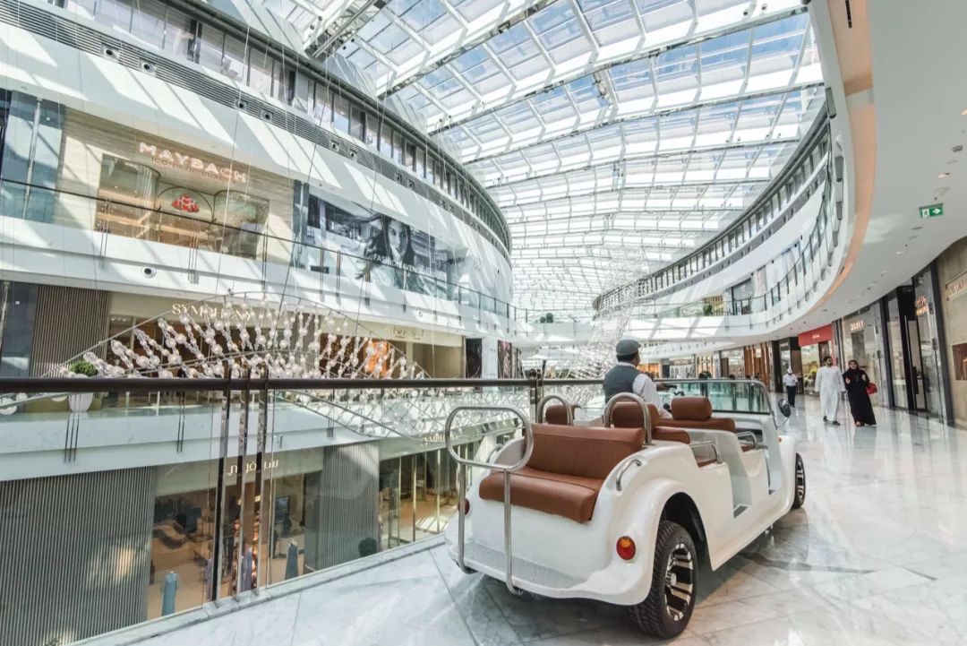 迪拜街头捡到一辆豪车,迪拜豪车坟场里的废弃豪车