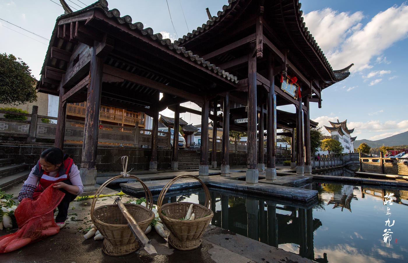 西董古村斜阳余晖下的悠然静寂