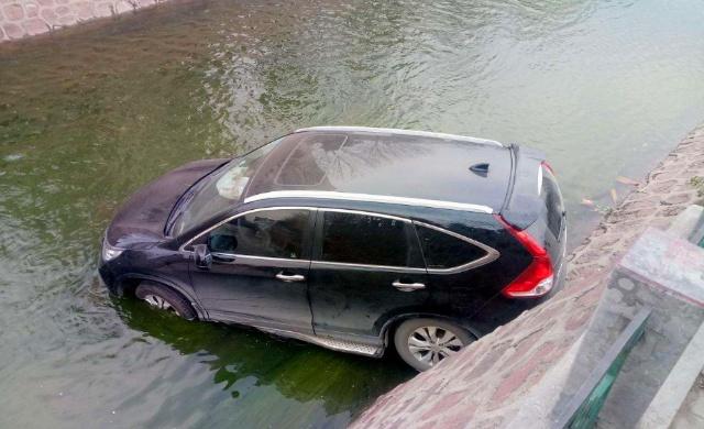 驾车不慎落水的自救方法是什么,汽车坠河逃生技巧