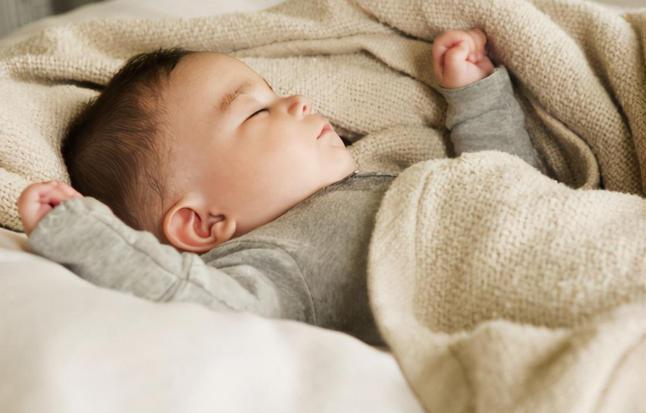 婴儿晚上睡觉翻来覆去在床上打转,婴儿翻来覆去打转