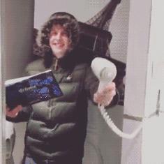 穿恨天高坐地铁的社死现场，两位男士都不忍看这次“崴脚表演”