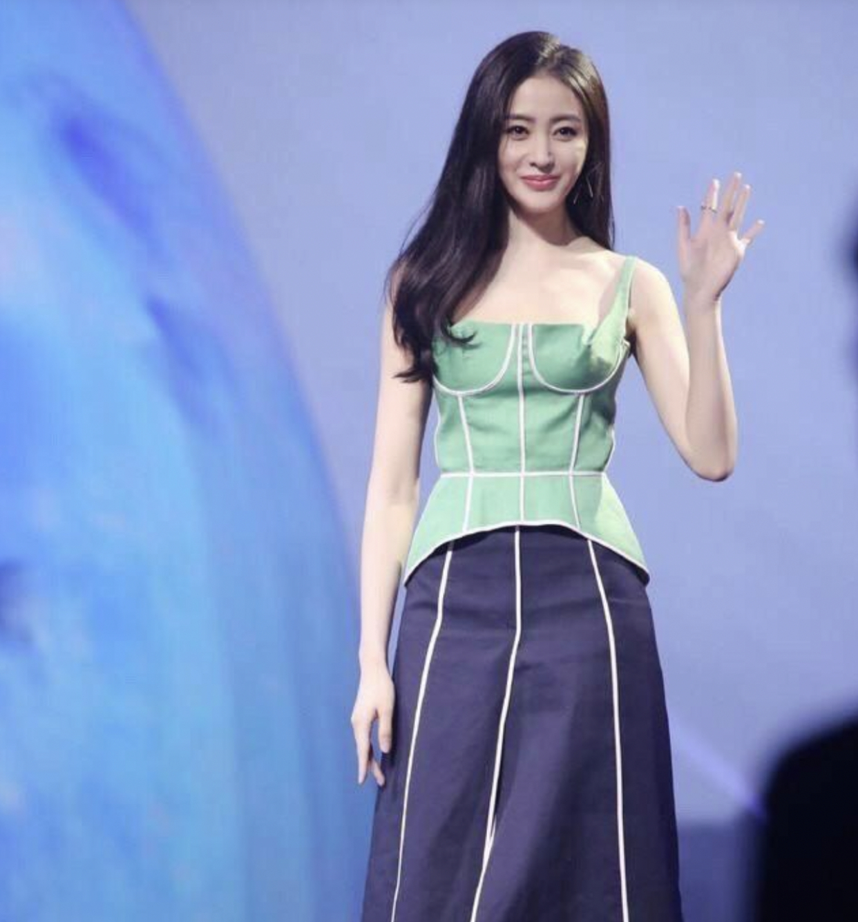 张天爱领口太大“险走光”？这3个夏天防走光神器赶快备起来