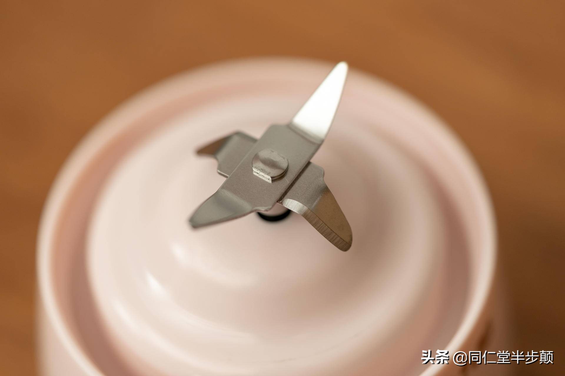 怎么用榨汁机榨果汁,如何用榨汁机榨出一杯好吃的果汁