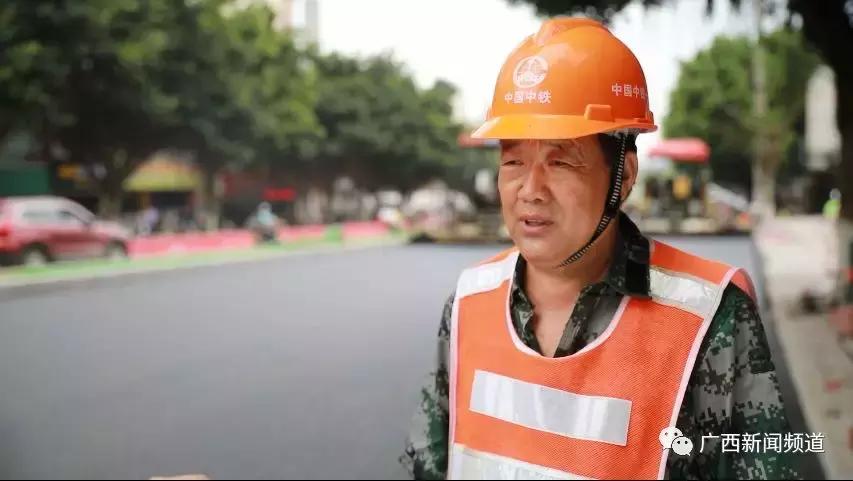 脚踩150℃!记者采访沥青路面铺设者时中暑晕倒