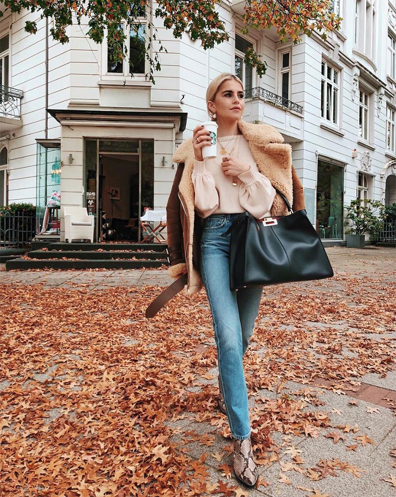 比大衣厚一点的外套,比羊羔毛细的绒外套