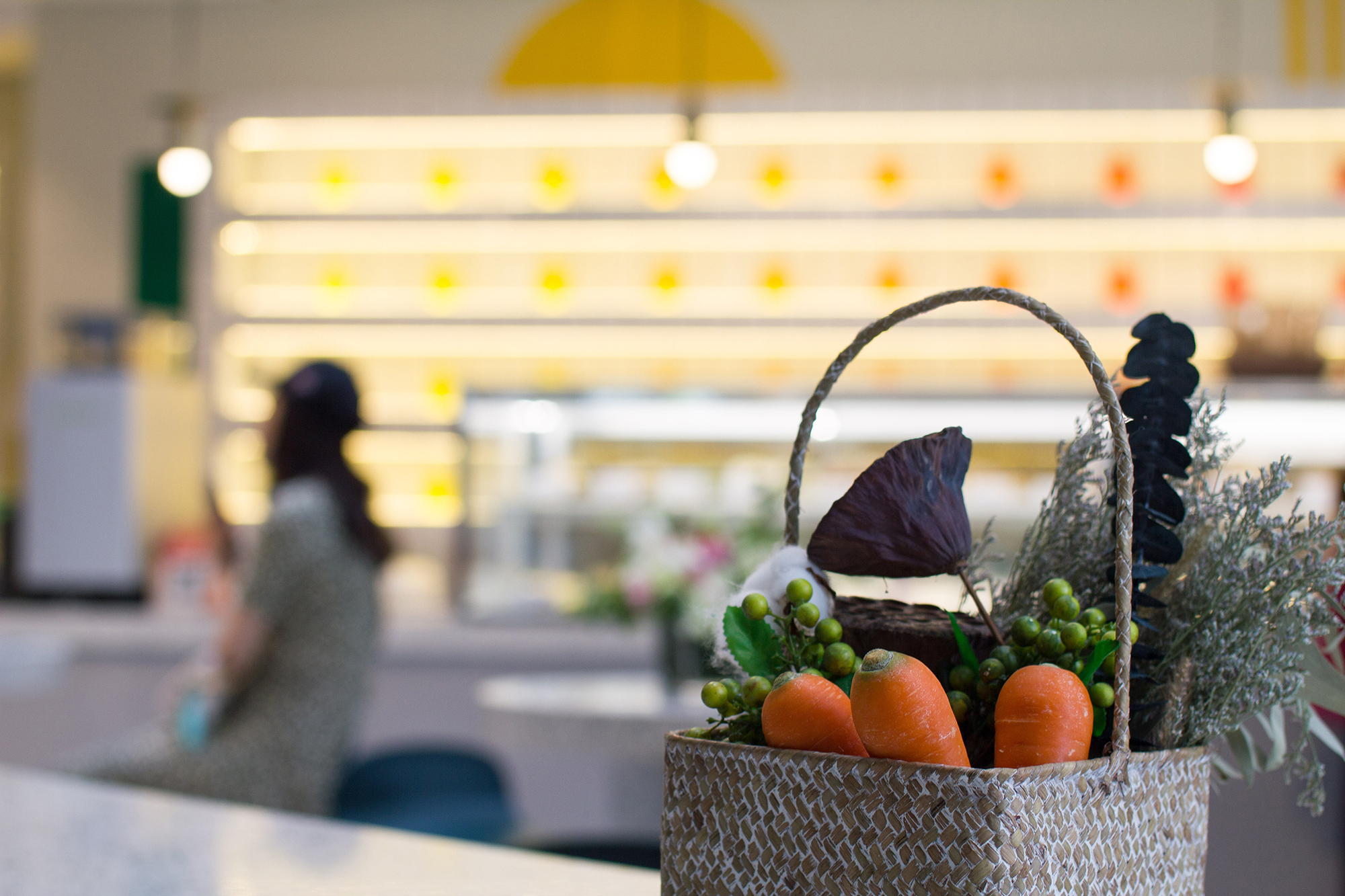 我们在办公大楼里建造了一座通透新鲜的果汁氧吧