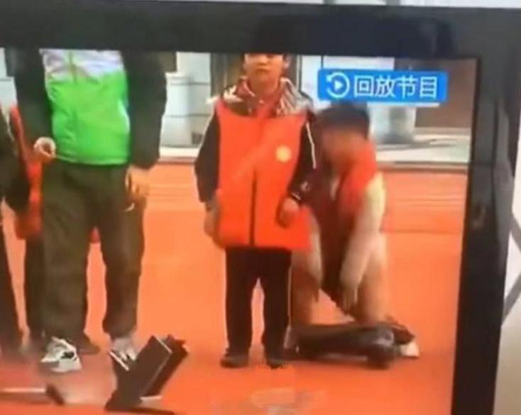 熊孩子欺负同学屡教不改,熊孩子欺负同学最终被同学反击