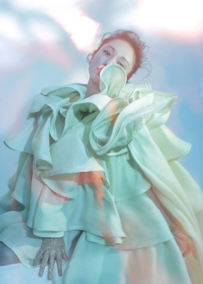 他爱穿裙子,和小18岁男友结婚,还是年轻女孩最爱的设计师之一