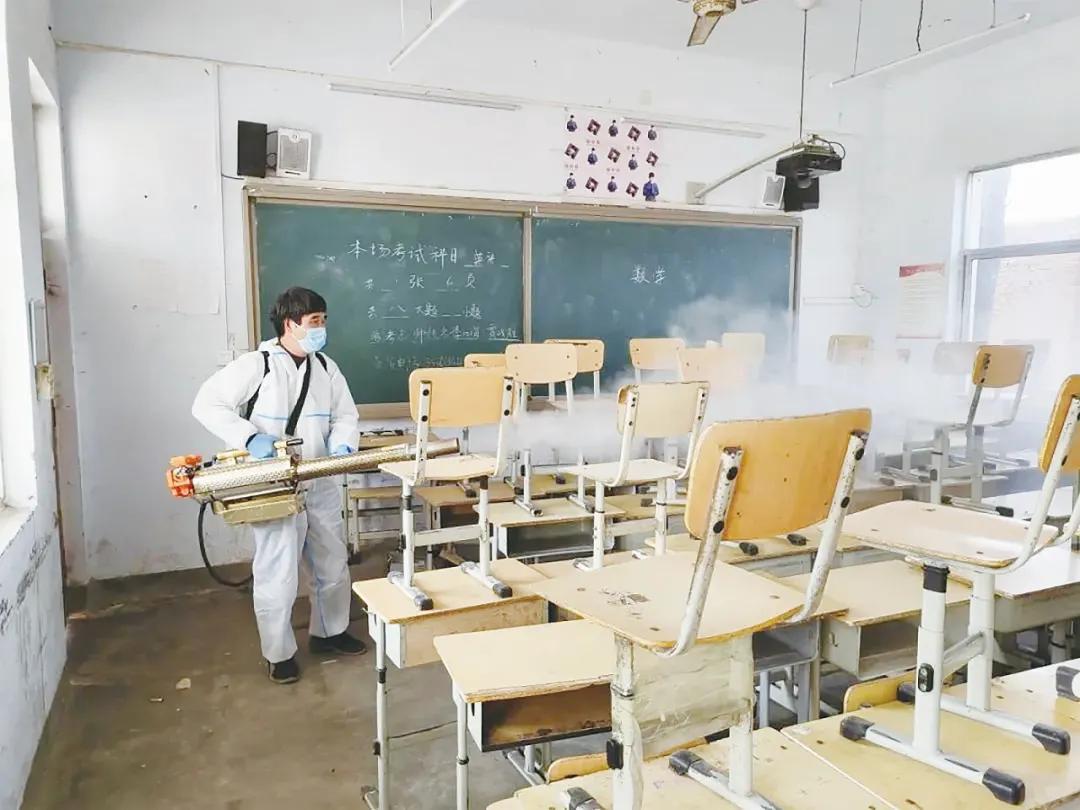 社区抗疫青年志愿者 (90后社区志愿者奔赴抗疫一线)