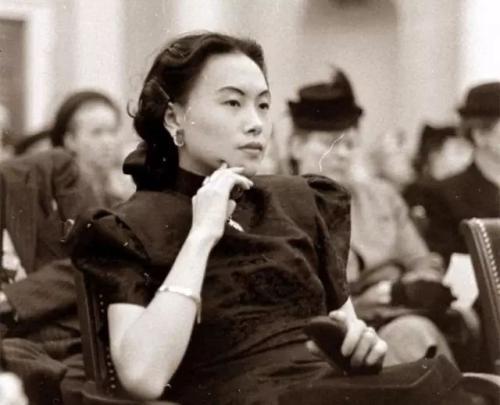 一位北京姑娘嫁大32岁美国人，辅佐8位美国总统：中国就是我的根