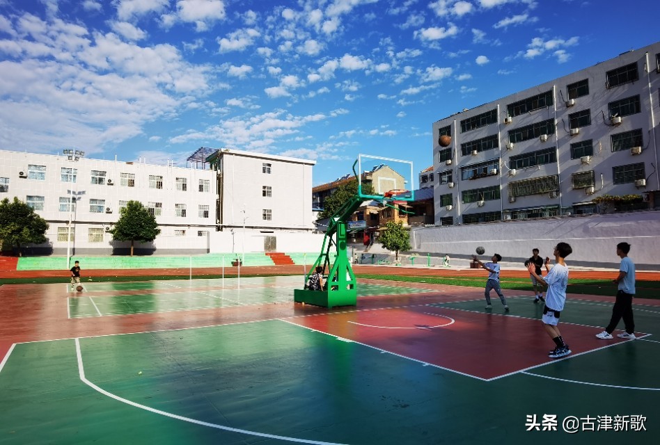 秋日暖阳运动场上活力四射,金秋十月秋高气爽运动健儿展风采