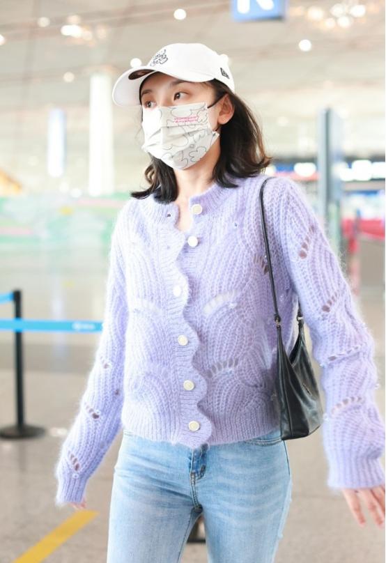 宋祖儿粉色针织配粉色缎面工装裤,宋祖儿披肩花边