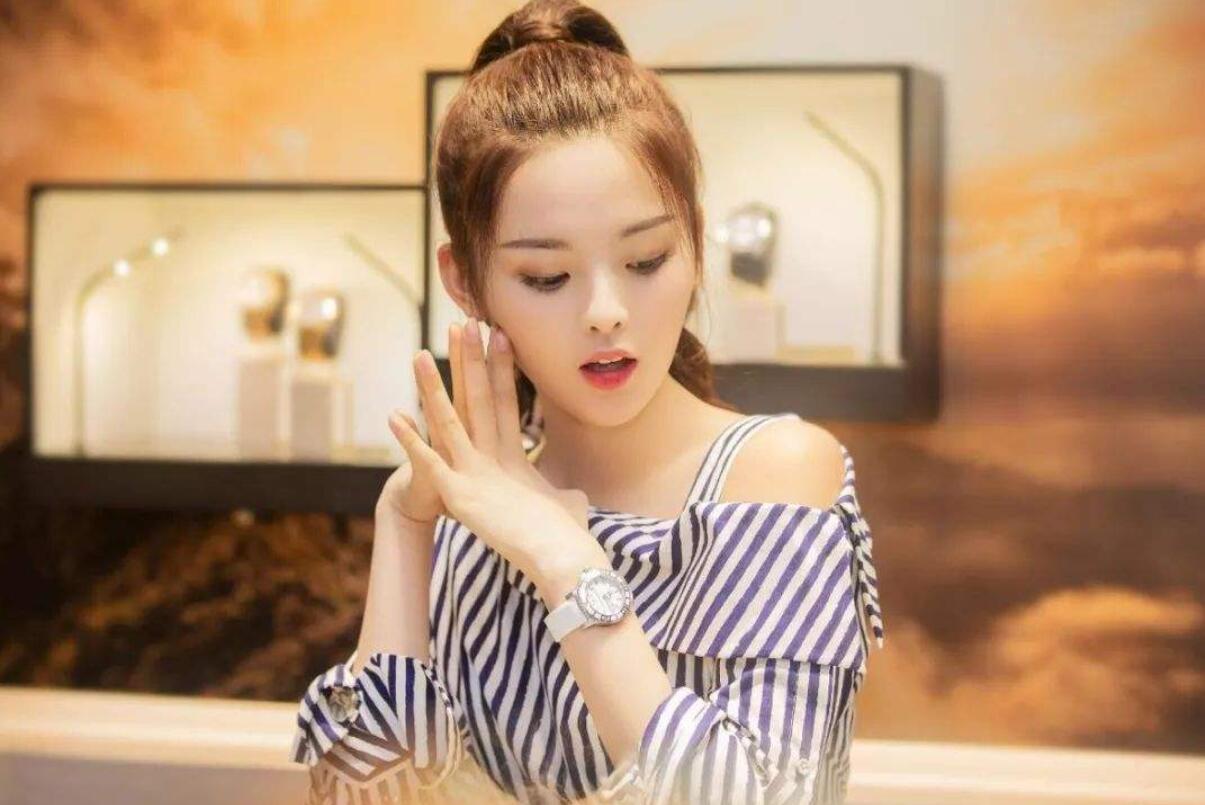 杨超越的脸型适合什么发型,杨超越八字刘海定型