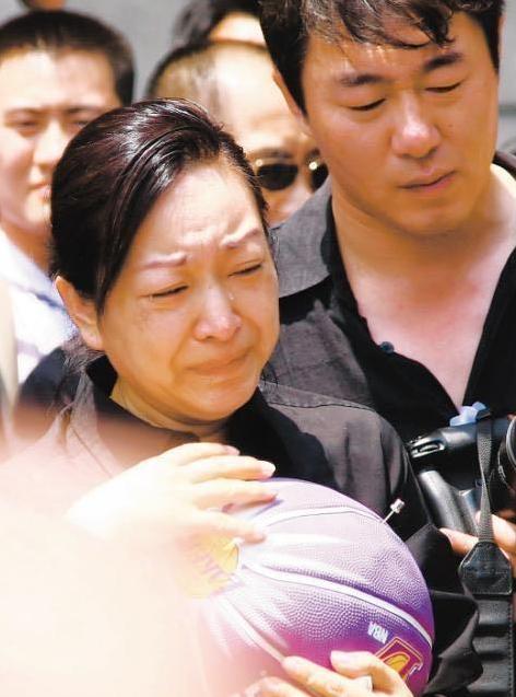 罗京逝世18年妻子嫁富商,罗京去世11年妻子携子改嫁富商