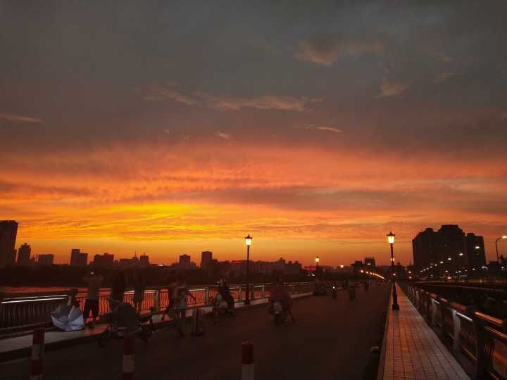下了一天一夜的小雨,下了一天小雨傍晚居然出现了晚霞
