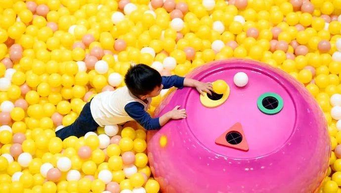 超大球的多种玩法幼儿园户外,小孩玩的球都有哪种玩法