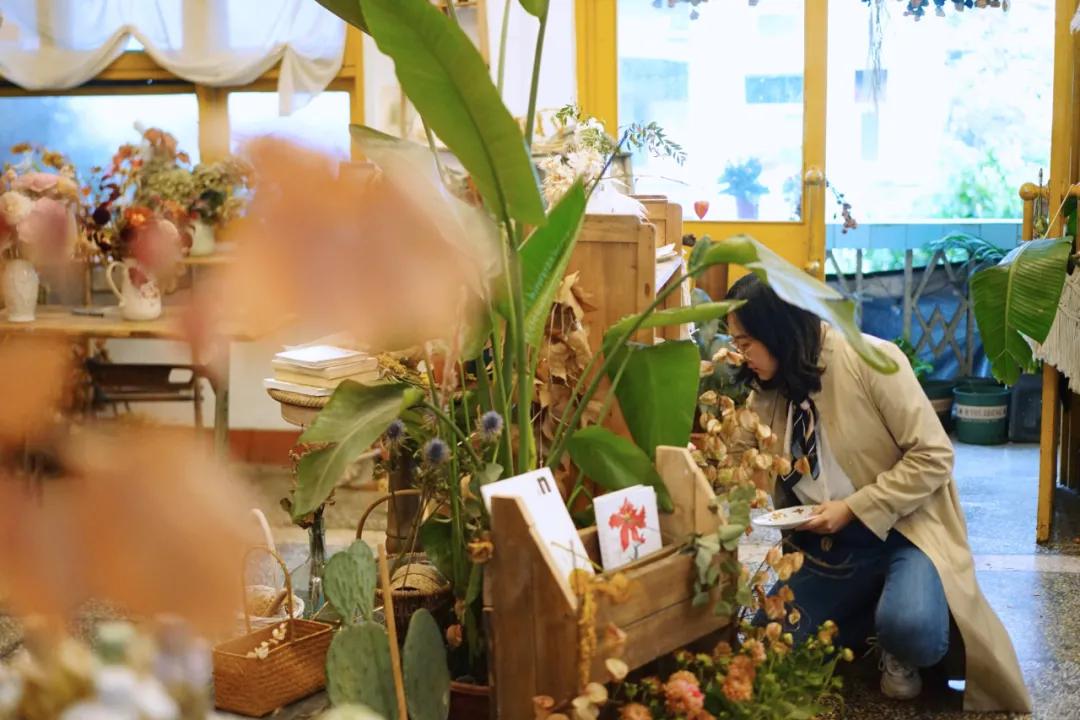 成都两个小姑娘开的老房子花艺杂货铺，外地游客不远千里专程打卡