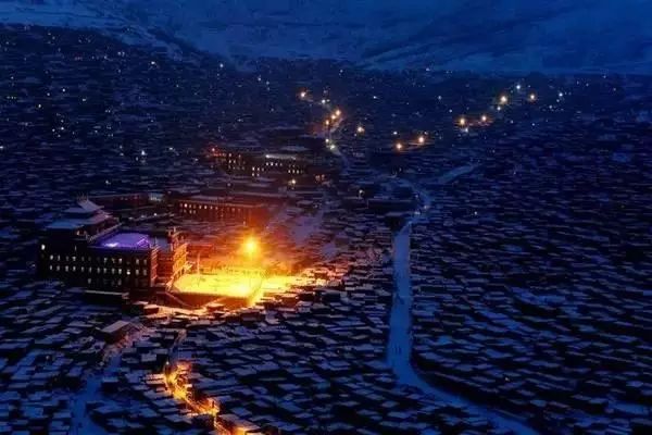 色达下雪了红白交织,色达下雪了图片大全