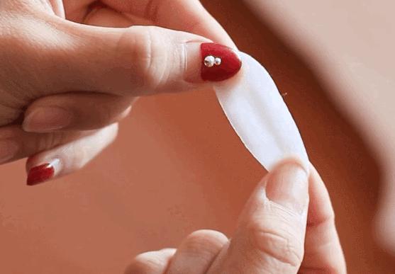 硬刚女皇龙妈也扛不住法令纹,2条沟壑让人心疼,贴一贴就消了