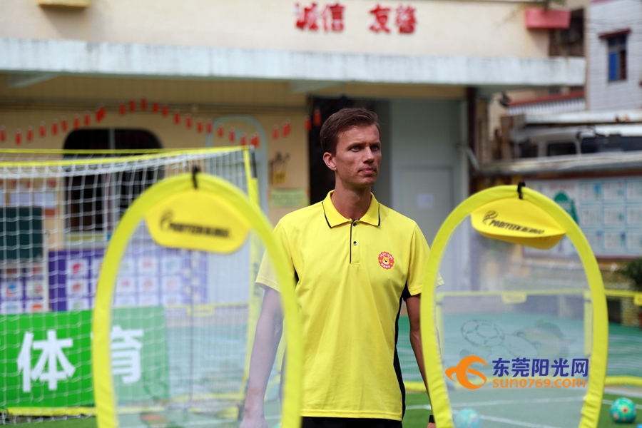 足球从娃娃抓起原视频,足球教育从幼儿抓起