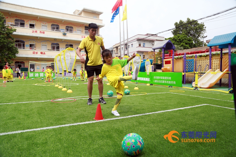 足球从娃娃抓起原视频,足球教育从幼儿抓起