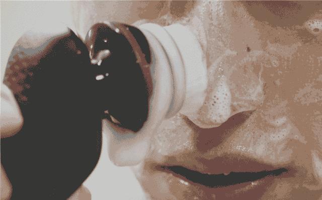 鼻子外面挤出来的白色东西臭臭的,鼻子头上挤出来的白色东西是什么