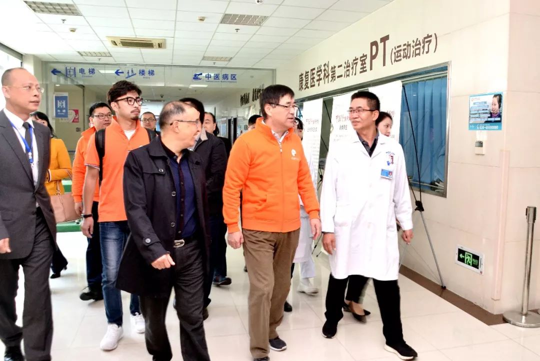 共饮一江水·携手献爱心｜上海市“医苑新星”青年医学人才都江堰公益义诊活动暨志愿者基地揭牌仪式在都江堰市举行