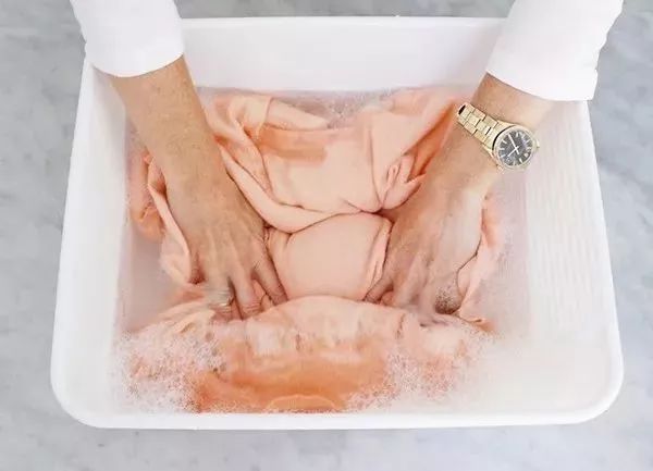 毛衣能用洗衣粉洗吗,毛衣用洗衣液还是洗衣粉