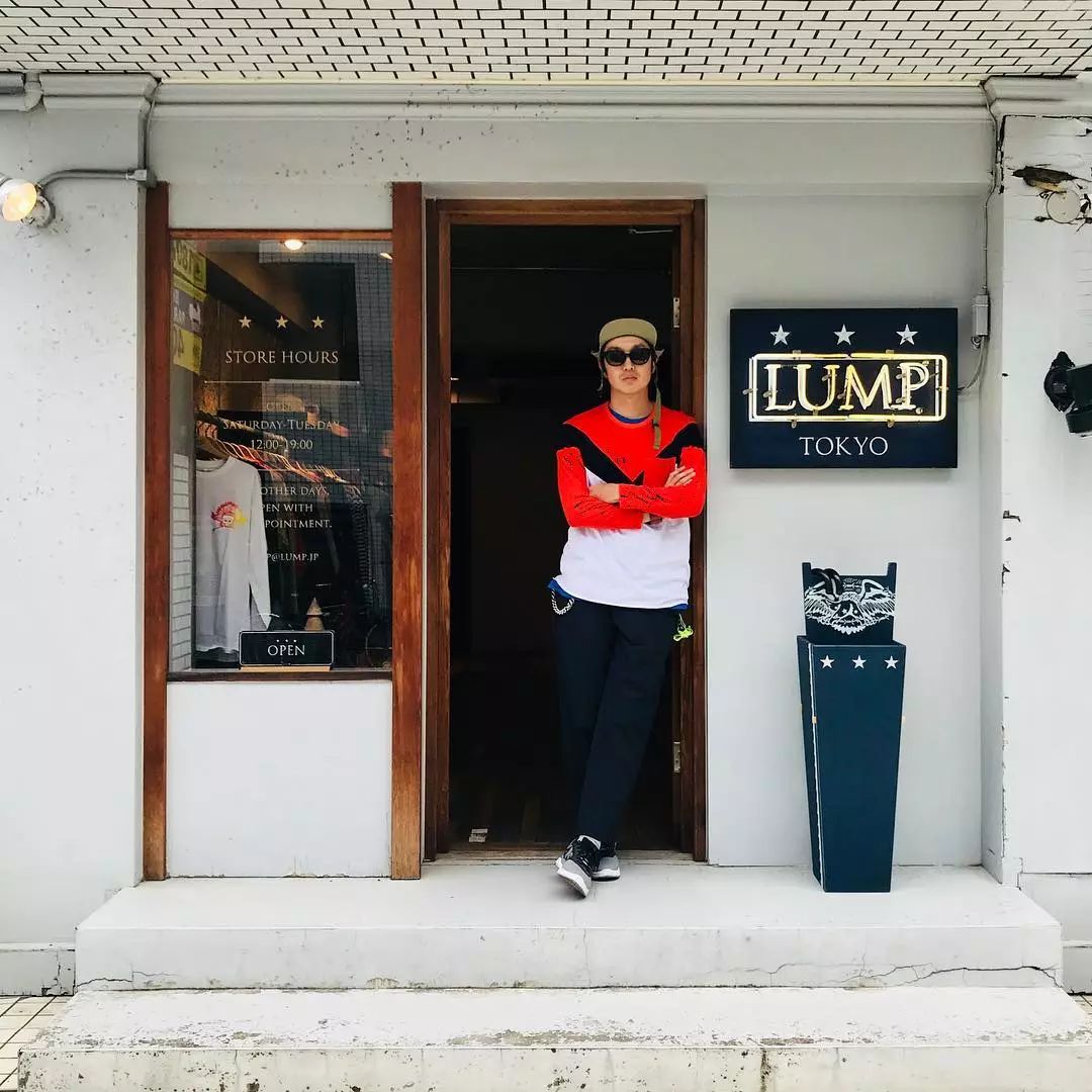 冠希搬出一张小木椅，向我们揭示了木工出征潮流界的版图