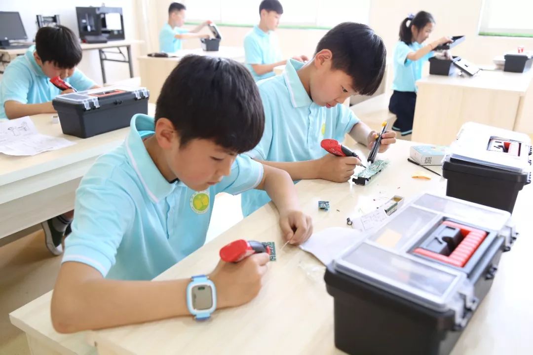 体现素质教育成果的照片,展现教育新变化的图片