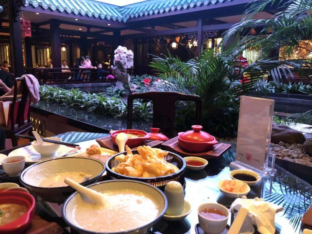 在广州的破旧小区里,一只爱马仕birkin只要5000元