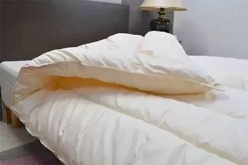 降温了盖好小被子,降温了被子裹起来