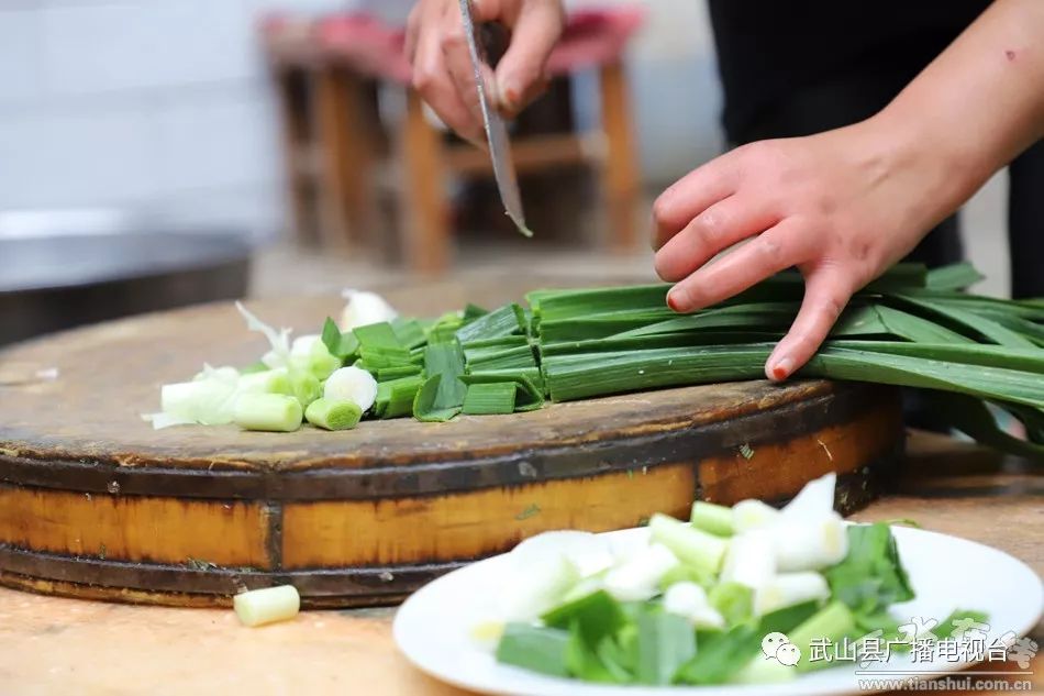 武山县的蒜苗今年价格,武山郭家庄大丰收挖蒜苗
