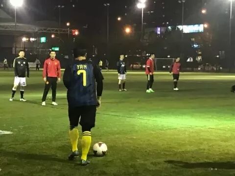 让全大宁人沸腾的足球赛开踢啦！300多名业主约战静安体育中心