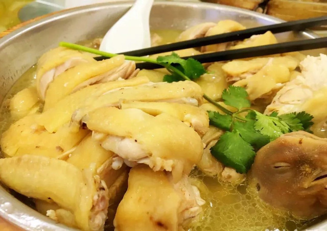 张敬轩住过的这条老街，随便几家美食店，加起来超过150岁！