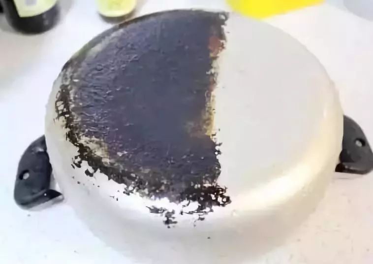 变态的韩国人发明了一款厨房神器，用它擦一擦家里各种锈迹、顽固污渍一扫而光！一分钟亮洁如新！