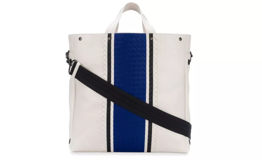 都公元8102年了，还觉得男孩拎包很娘？