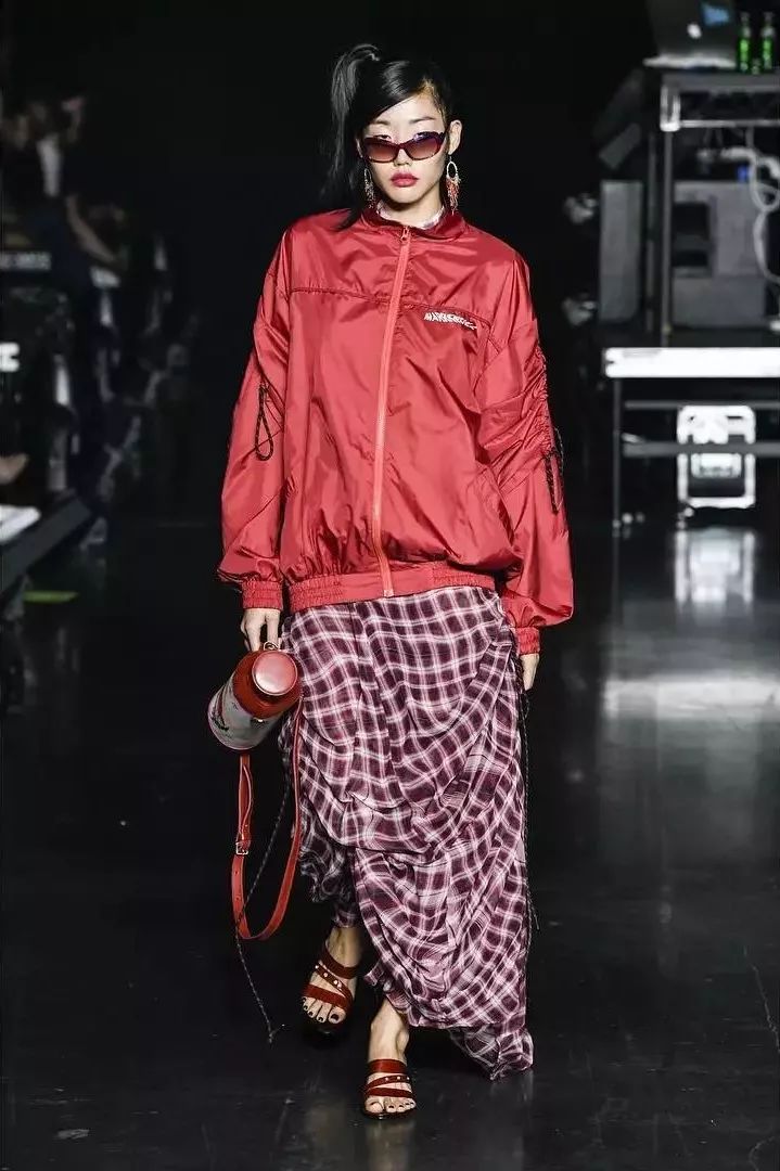 中国大妈才是地球上最敢穿的街头王者!当红时尚单品都是你妈玩剩下的