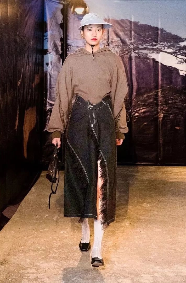 中国大妈才是地球上最敢穿的街头王者!当红时尚单品都是你妈玩剩下的